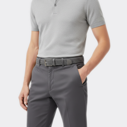 Détail boucle de la Ceinture Homme Tresse portée par un homme — style smart casual — Le Monde de la Ceinture