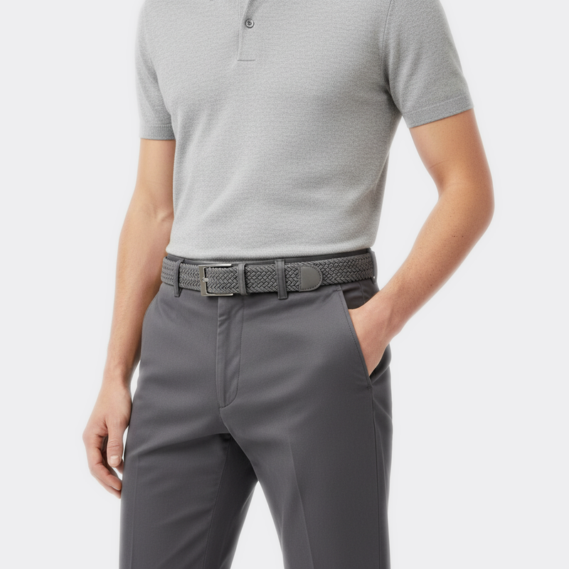 Détail boucle de la Ceinture Homme Tresse portée par un homme — style smart casual — Le Monde de la Ceinture