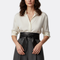 Détail boucle de la Ceinture Large a Noeud portée par une femme — look luxe — Le Monde de la Ceinture
