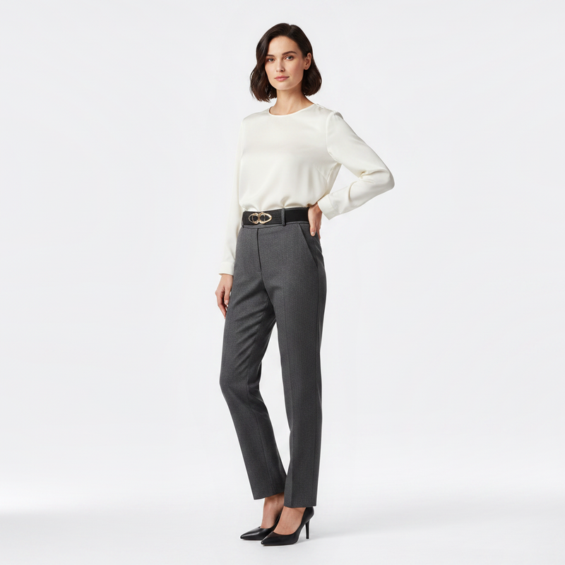 Mannequin femme portant la Ceinture Large Boucle Dorée — look luxe — Le Monde de la Ceinture