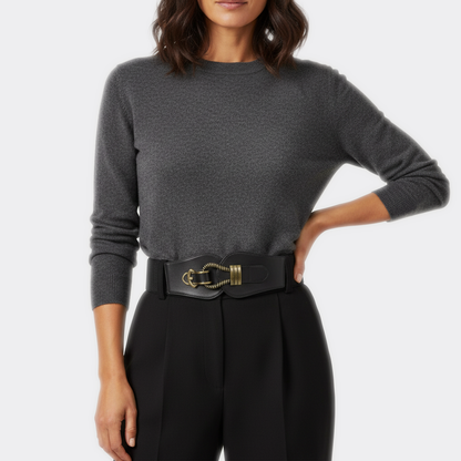 Détail boucle de la Ceinture Large Boucle Vintage portée par une femme — style smart casual — Le Monde de la Ceinture
