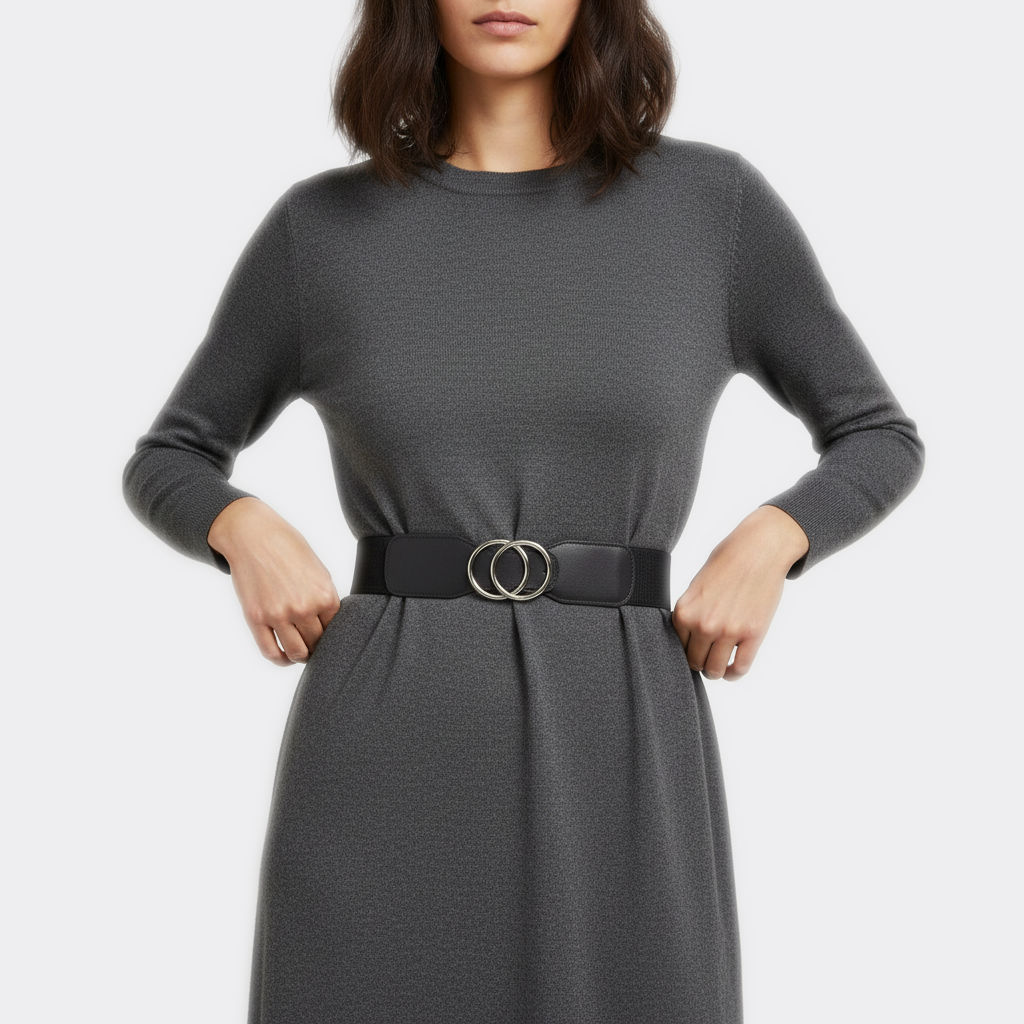 Détail boucle de la Ceinture Large Double Boucle portée par une femme — style minimaliste — Le Monde de la Ceinture