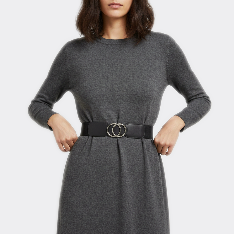 Détail boucle de la Ceinture Large Double Boucle portée par une femme — style minimaliste — Le Monde de la Ceinture