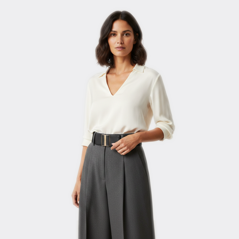Détail boucle de la Ceinture Large Femme portée par une femme — look luxe — Le Monde de la Ceinture