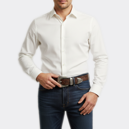 Détail boucle de la Ceinture Style Cow Boy portée par un homme — style smart casual — Le Monde de la Ceinture