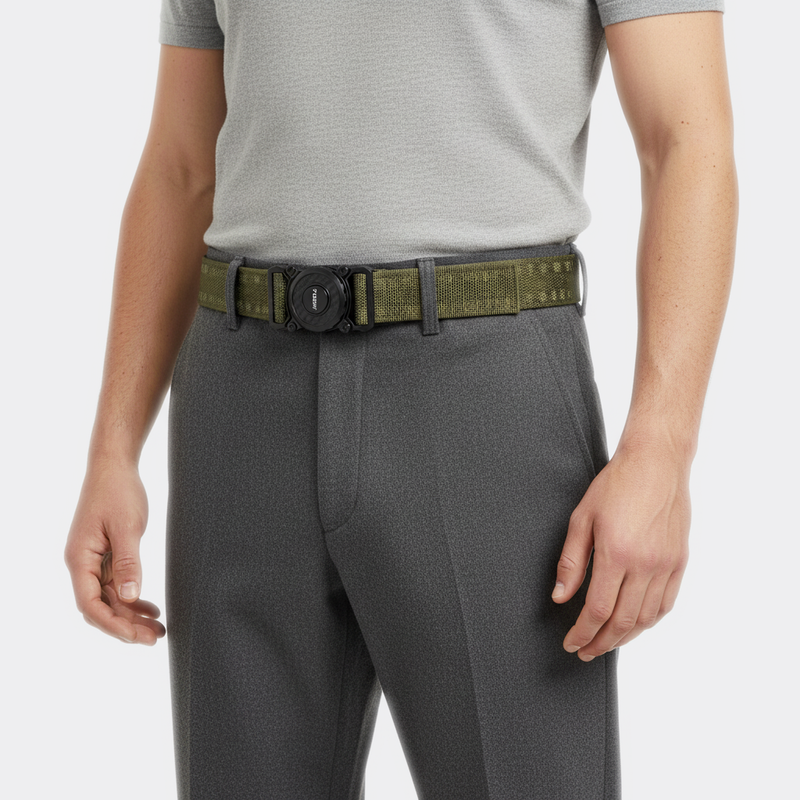 Détail boucle de la Ceinture Tactique Militaire portée par un homme — style minimaliste — Le Monde de la Ceinture