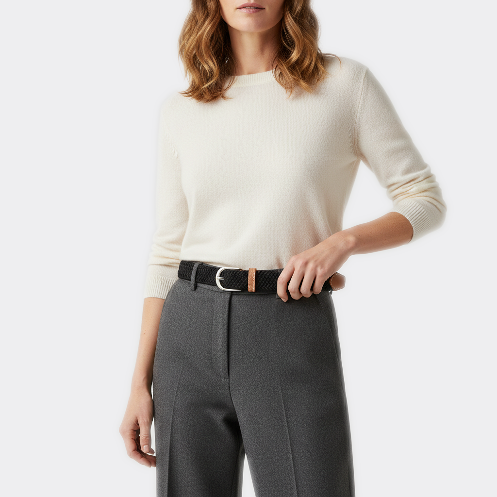 Détail boucle de la Ceinture Tissée Femme portée par une femme — style smart casual — Le Monde de la Ceinture