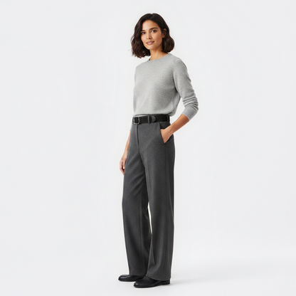 Mannequin femme portant la Ceinture Tissée — style smart casual — Le Monde de la Ceinture