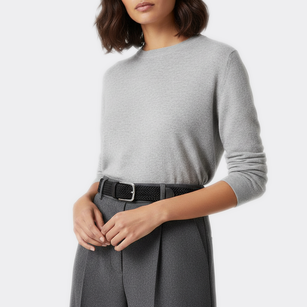 Détail boucle de la Ceinture Tissée portée par une femme — style smart casual — Le Monde de la Ceinture