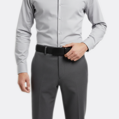 Détail boucle de la Ceinture Tissu Ajustable portée par un homme — style minimaliste — Le Monde de la Ceinture