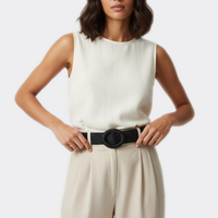 Détail boucle de la Ceinture Tissu Femme Été portée par une femme — style smart casual — Le Monde de la Ceinture