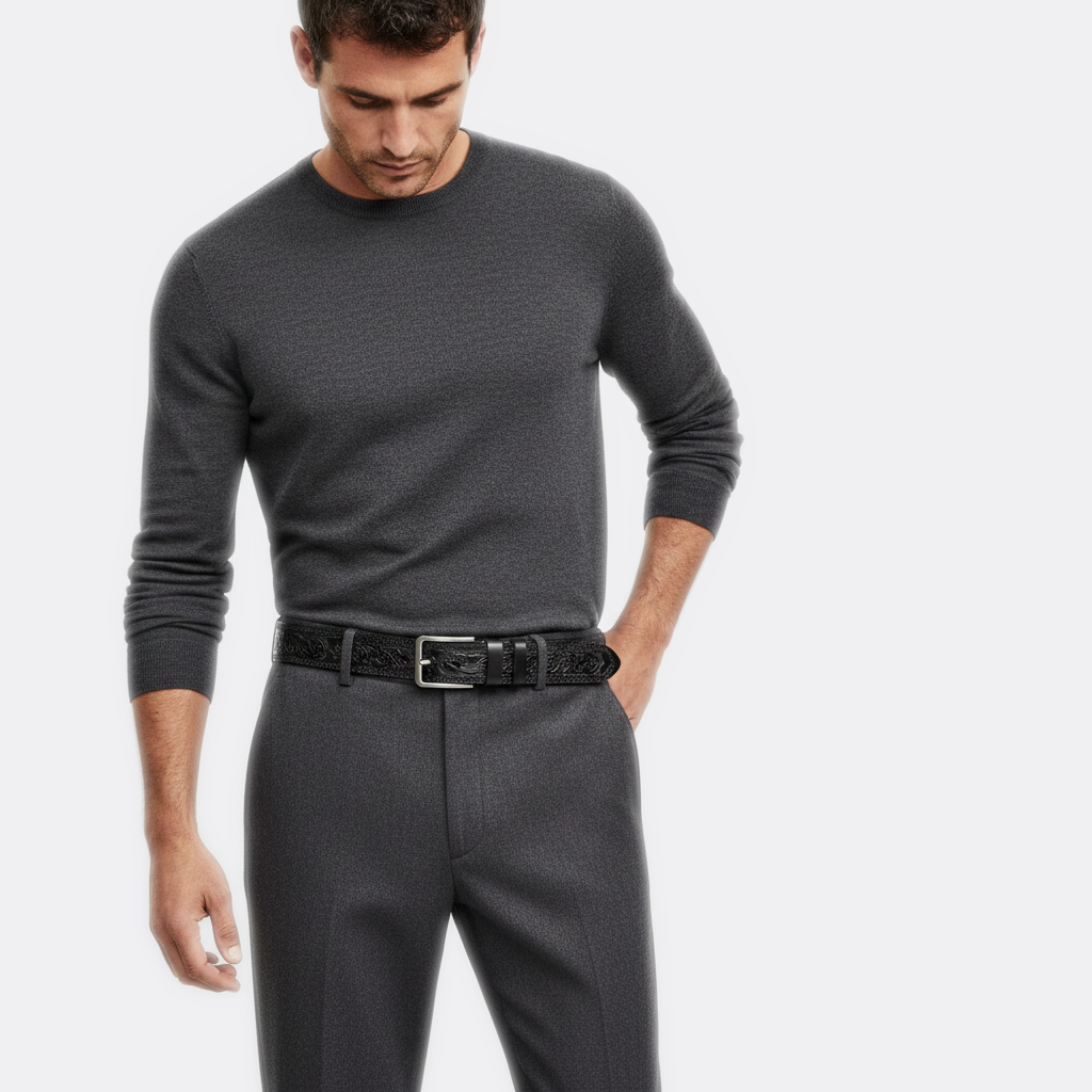 Détail boucle de la Ceinture Tribal portée par un homme — style smart casual — Le Monde de la Ceinture
