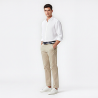 Mannequin homme portant la Ceinture Tricolore — style smart casual — Le Monde de la Ceinture