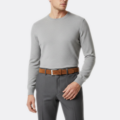 Détail boucle de la Ceinture Velour Homme portée par un homme — style smart casual — Le Monde de la Ceinture