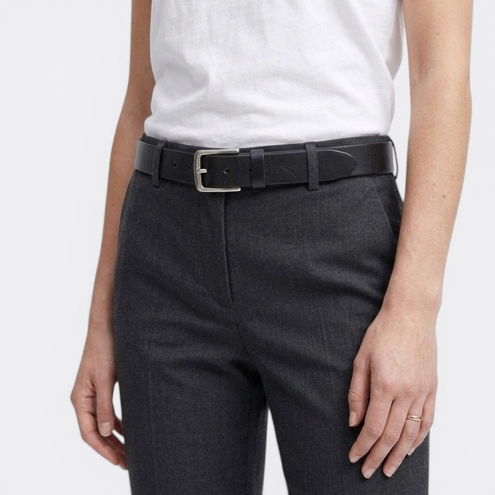 Le monde de la ceinture black faux leather belt with silver buckle, perfect for everyday wear and office attire.