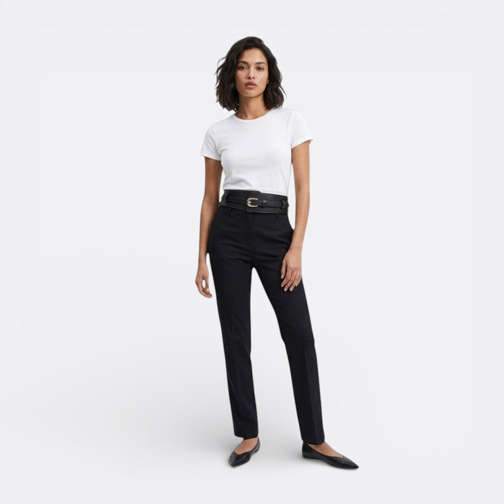 Le monde de la ceinture black leather high-waisted belt with double buckle detail, accentuating the waist.