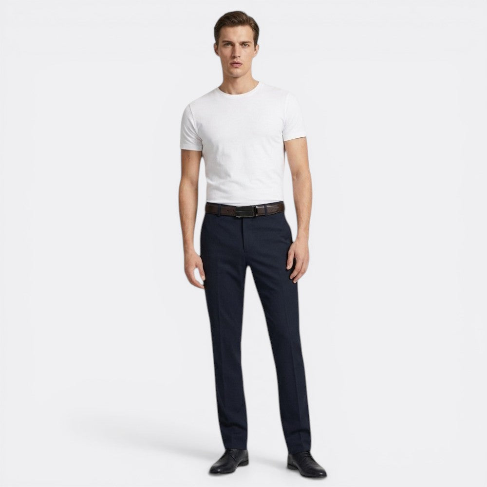 Le monde de la ceinture men's brown leather belt with automatic buckle, paired with navy trousers and a white t-shirt.