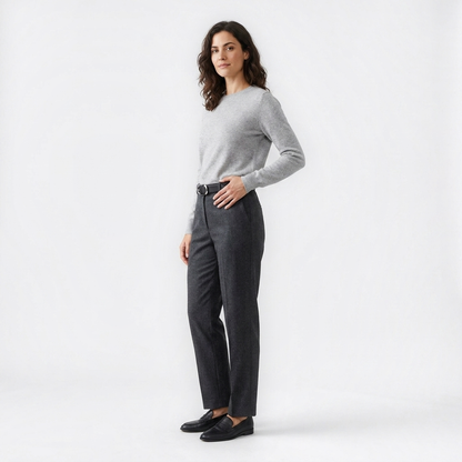 Mannequin femme portant la Ceinture Basique Femme — style minimaliste — Le Monde de la Ceinture