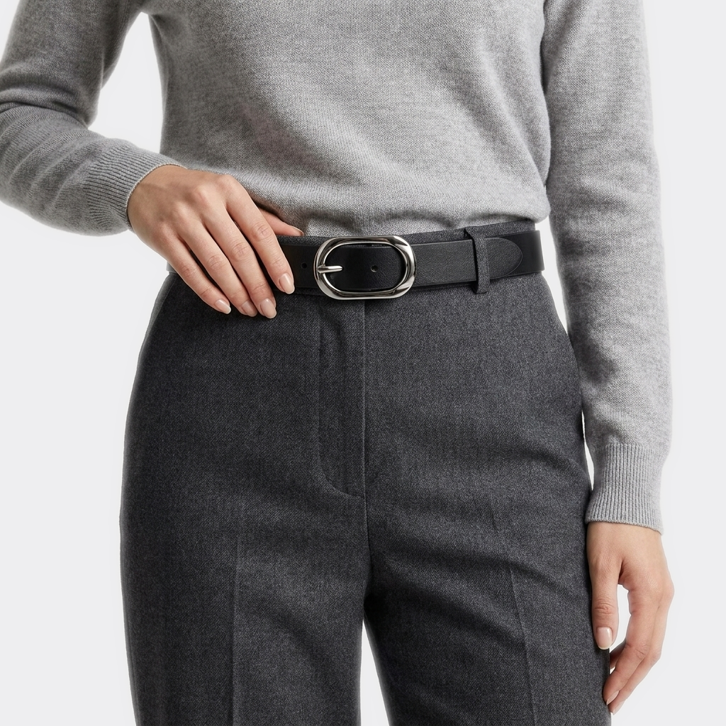 Détail boucle de la Ceinture Basique Femme portée par une femme — style minimaliste — Le Monde de la Ceinture